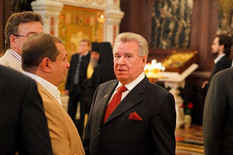 Afacerea de milioane care aruncă în aer Biserica Ortodoxă. Cum a ajuns să îşi cumpere un iaht din vânzarea de LUMÂNĂRI 161057