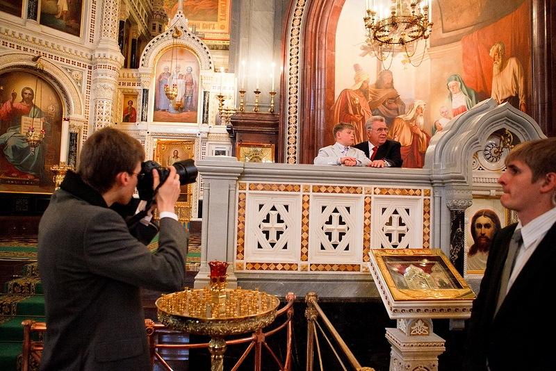 Afacerea de milioane care aruncă în aer Biserica Ortodoxă. Cum a ajuns să îşi cumpere un iaht din vânzarea de LUMÂNĂRI 161059