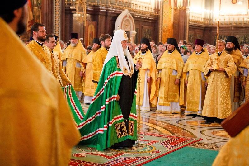 Afacerea de milioane care aruncă în aer Biserica Ortodoxă. Cum a ajuns să îşi cumpere un iaht din vânzarea de LUMÂNĂRI 161060