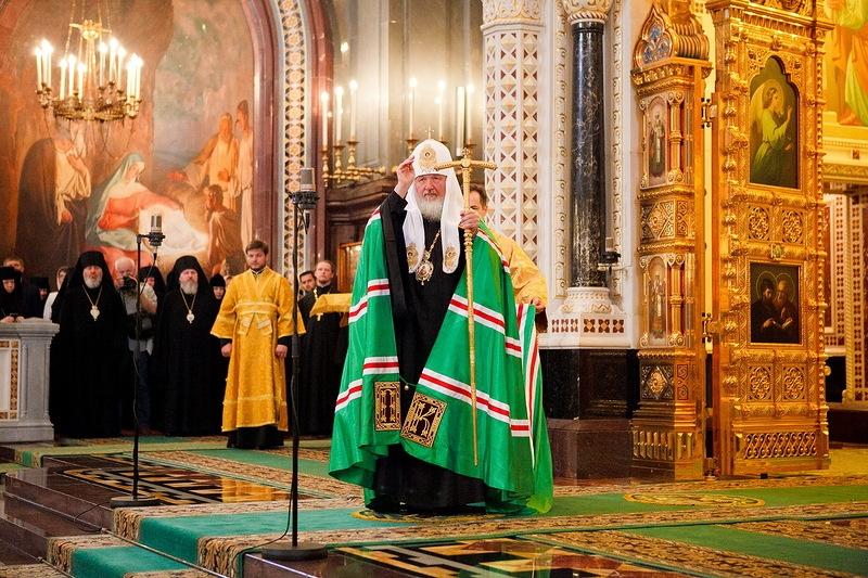 Afacerea de milioane care aruncă în aer Biserica Ortodoxă. Cum a ajuns să îşi cumpere un iaht din vânzarea de LUMÂNĂRI 161063