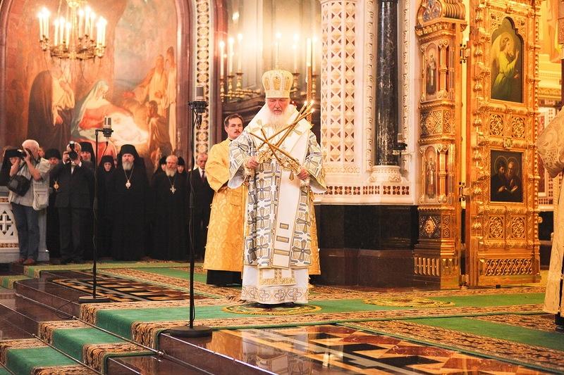 Afacerea de milioane care aruncă în aer Biserica Ortodoxă. Cum a ajuns să îşi cumpere un iaht din vânzarea de LUMÂNĂRI 161065