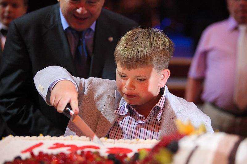 Afacerea de milioane care aruncă în aer Biserica Ortodoxă. Cum a ajuns să îşi cumpere un iaht din vânzarea de LUMÂNĂRI 161077