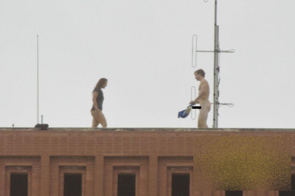 Şi uite aşa şi-au dat americanii cu firma în cap. Ce fac doi studenţi de la o prestigioasă universitate pe acoperişul clădirii 161081