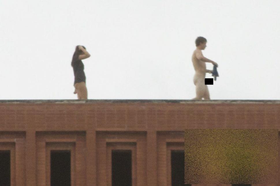 Şi uite aşa şi-au dat americanii cu firma în cap. Ce fac doi studenţi de la o prestigioasă universitate pe acoperişul clădirii 161082