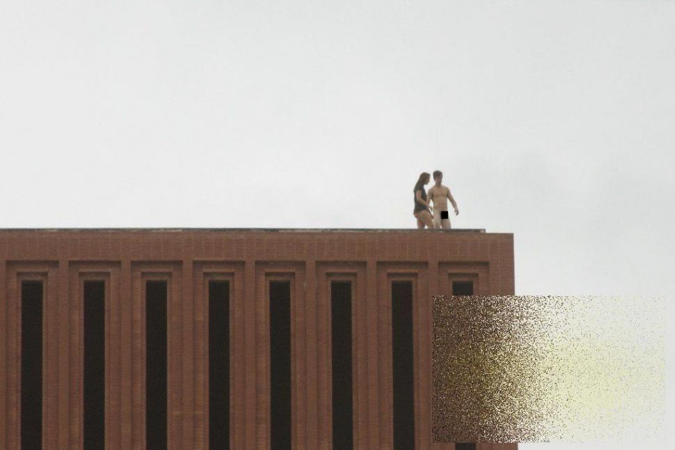 Şi uite aşa şi-au dat americanii cu firma în cap. Ce fac doi studenţi de la o prestigioasă universitate pe acoperişul clădirii 161083