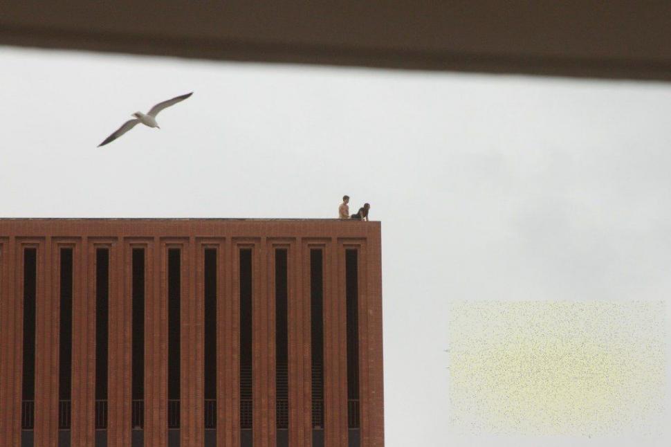 Şi uite aşa şi-au dat americanii cu firma în cap. Ce fac doi studenţi de la o prestigioasă universitate pe acoperişul clădirii 161084