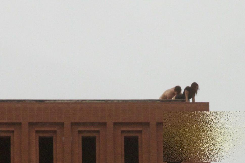 Şi uite aşa şi-au dat americanii cu firma în cap. Ce fac doi studenţi de la o prestigioasă universitate pe acoperişul clădirii 161087