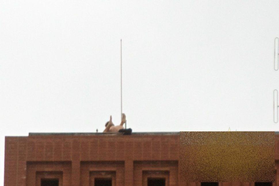 Şi uite aşa şi-au dat americanii cu firma în cap. Ce fac doi studenţi de la o prestigioasă universitate pe acoperişul clădirii 161089