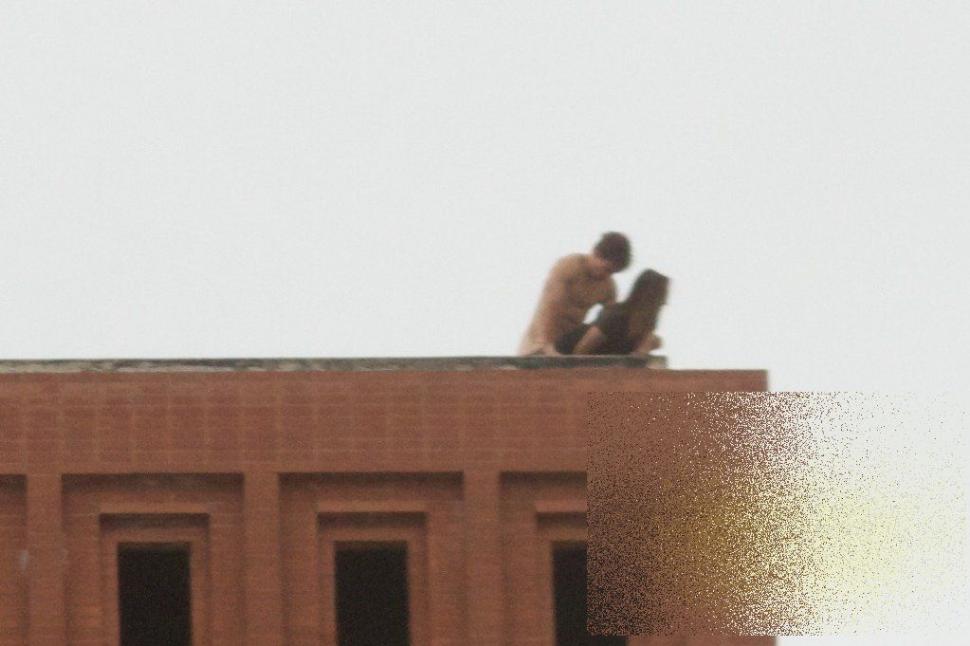 Şi uite aşa şi-au dat americanii cu firma în cap. Ce fac doi studenţi de la o prestigioasă universitate pe acoperişul clădirii 161091