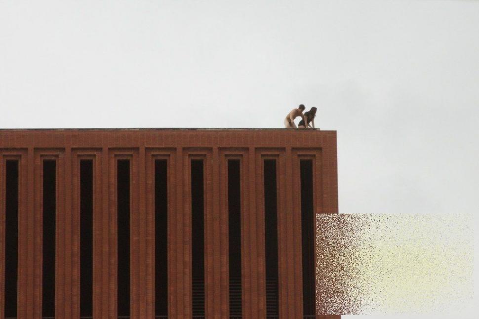 Şi uite aşa şi-au dat americanii cu firma în cap. Ce fac doi studenţi de la o prestigioasă universitate pe acoperişul clădirii 161092