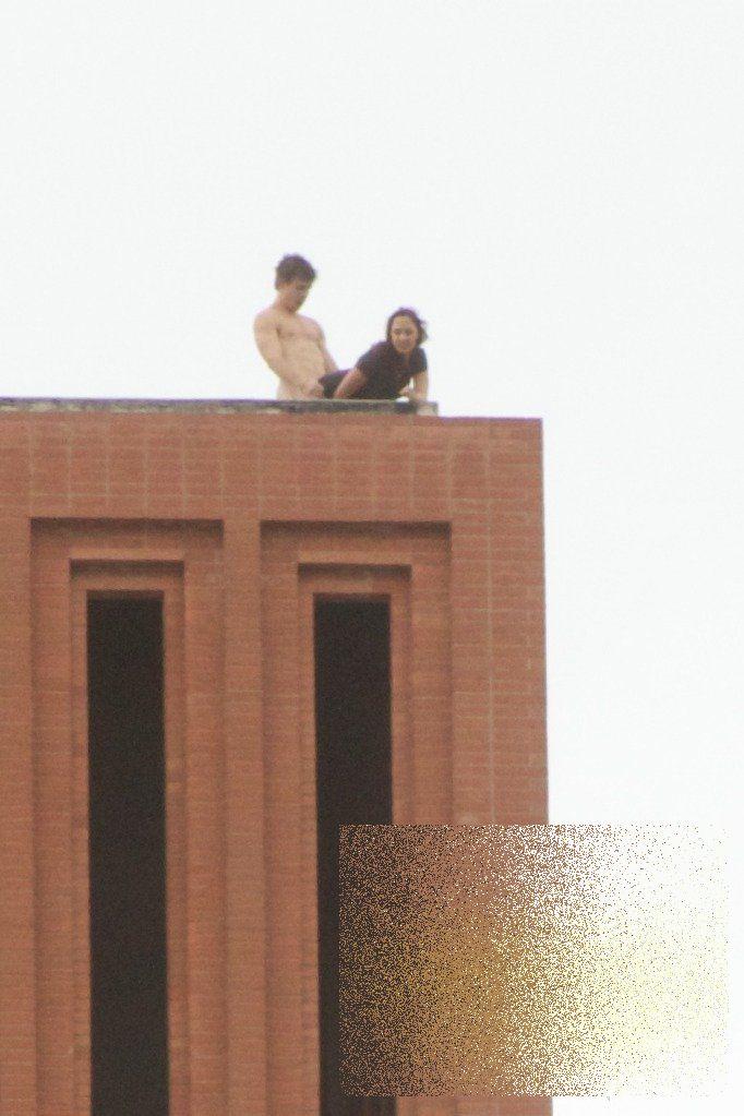 Şi uite aşa şi-au dat americanii cu firma în cap. Ce fac doi studenţi de la o prestigioasă universitate pe acoperişul clădirii 161093