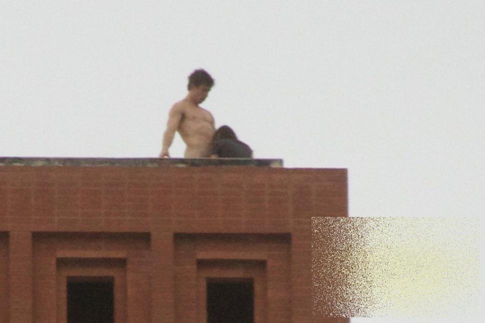 Şi uite aşa şi-au dat americanii cu firma în cap. Ce fac doi studenţi de la o prestigioasă universitate pe acoperişul clădirii 161095