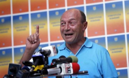 Traian Băsescu, un jucător surclasat cu 7 la 1, care vrea să câștige cu arbitrii, amenințând că îi bate pe spectatori  