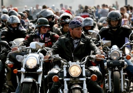 Distracţie cu peste 300 de motociclişti, la Buzău. S-a cântat rock şi s-au organizat concursuri de forţă