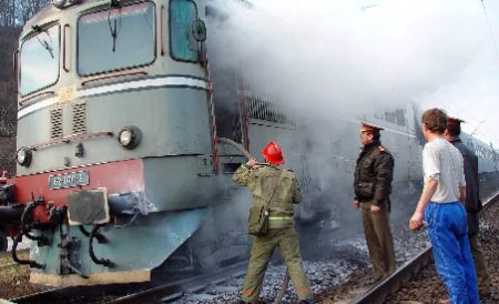 O locomotivă a luat foc şi două persoane au fost rănite după ce un scuter a fost lovit de un tren, în Bistriţa