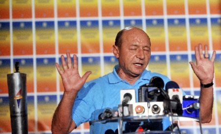 Traian Băsescu susţine o declaraţie de presă la 18:30