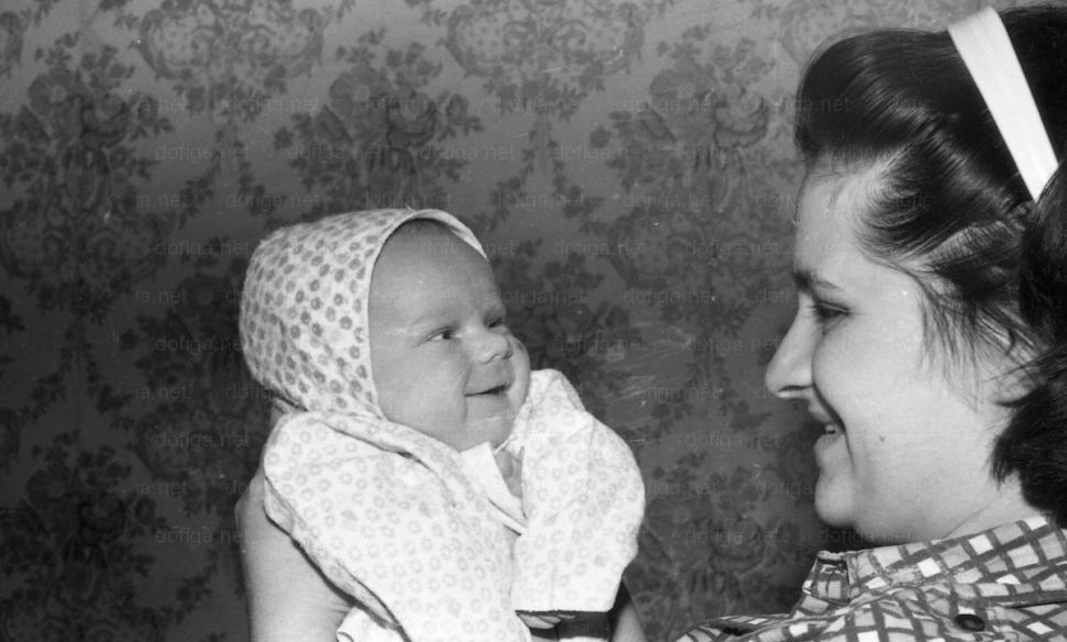 E incredibil cum arată această fetiţă la 20 de ani de când a fost făcută poza. Toată lumea vrea să pună mâna pe ea 161611