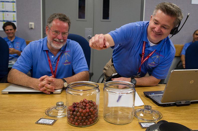 &quot;Pentru realizarea lucrurilor măreţe e nevoie ca oamenii să lucreze împreună&quot;. Intră în culisele NASA 161675