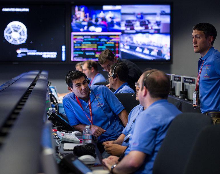 &quot;Pentru realizarea lucrurilor măreţe e nevoie ca oamenii să lucreze împreună&quot;. Intră în culisele NASA 161678