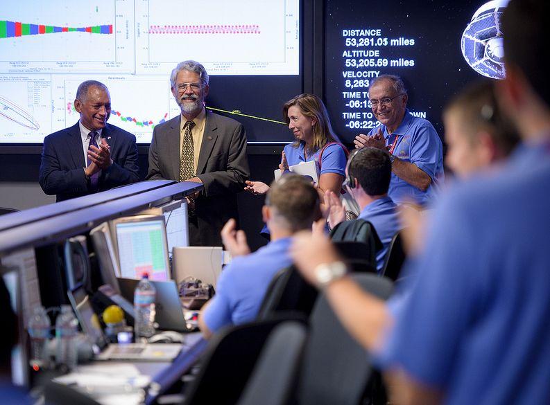 &quot;Pentru realizarea lucrurilor măreţe e nevoie ca oamenii să lucreze împreună&quot;. Intră în culisele NASA 161679