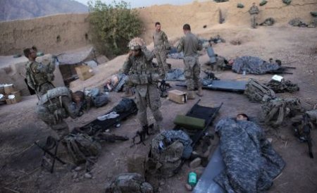 Două atentate în Afganistan, unul vizând o bază NATO, soldate cu cel puţin opt morţi