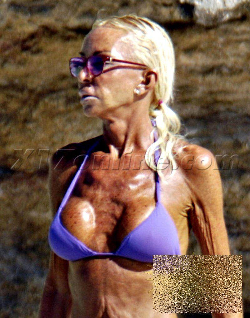 Imaginea dureroasă de pe plajă cu regina unui imperiu. Se poate îmbrăca în bani, dar nu poate întoarce timpul înapoi 161790