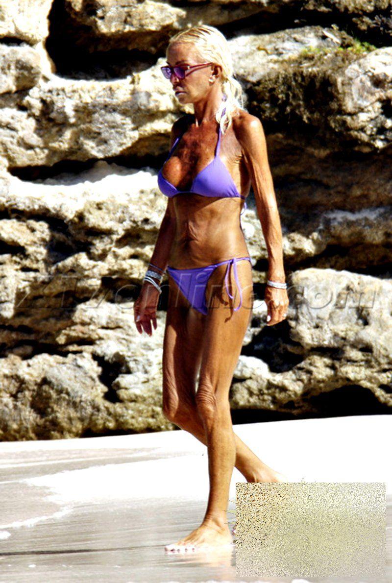 Imaginea dureroasă de pe plajă cu regina unui imperiu. Se poate îmbrăca în bani, dar nu poate întoarce timpul înapoi 161791