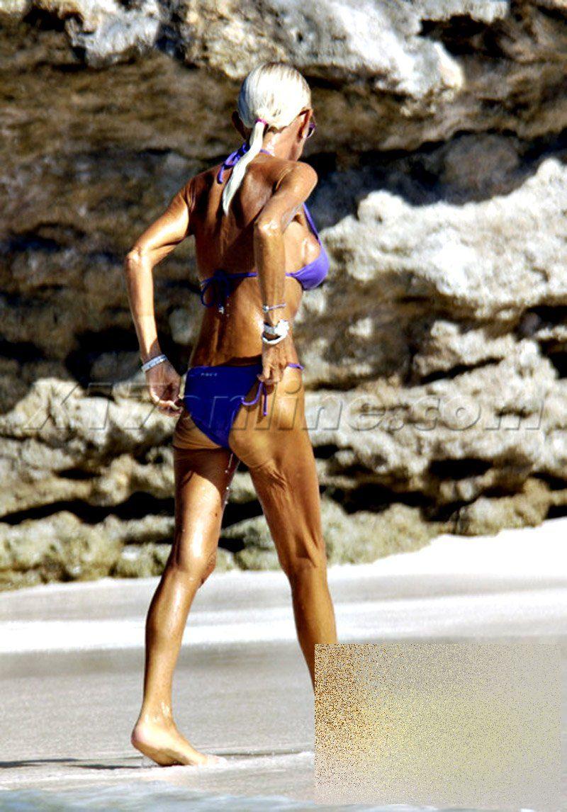 Imaginea dureroasă de pe plajă cu regina unui imperiu. Se poate îmbrăca în bani, dar nu poate întoarce timpul înapoi 161792