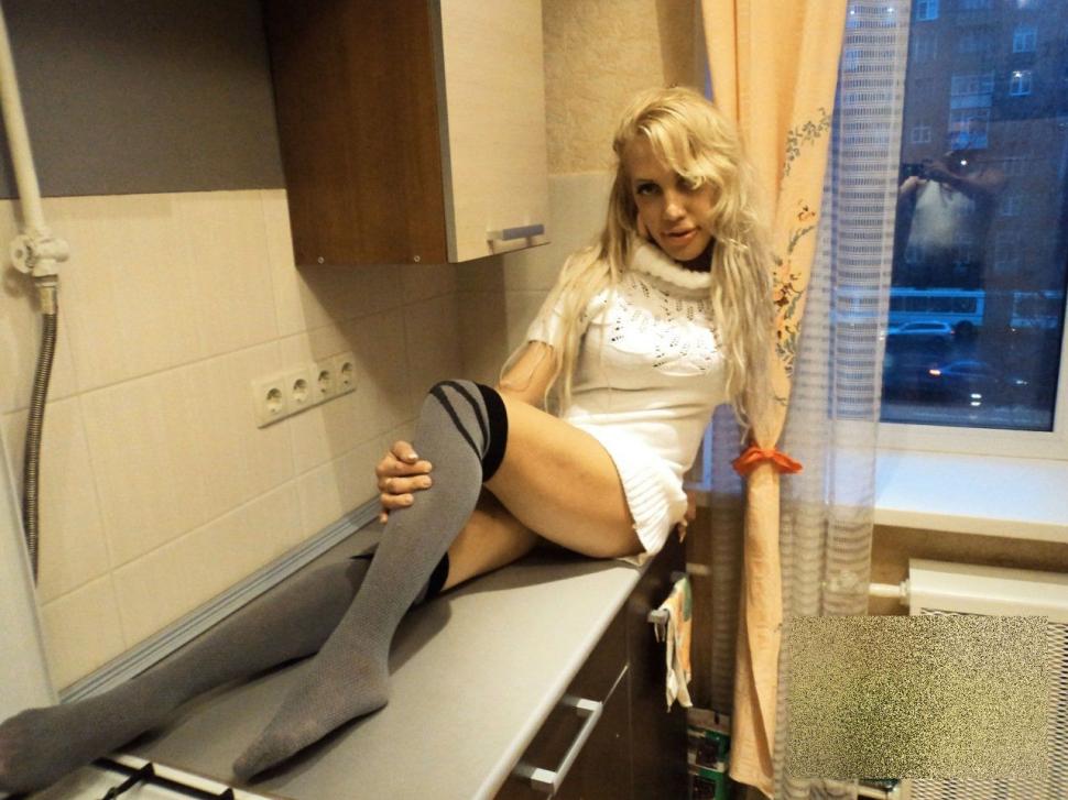 Să fie bunicul sau iubitul?! Vei fi surprins când vei vedea pentru cine pozează blonda 161787