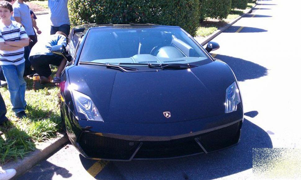 Înainte să le dea maşina pe mână ar trebui să le verifice IQ-ul. Cum a ajuns bijuteria asta să arată după ce a fost condusă de un cocalar 162296