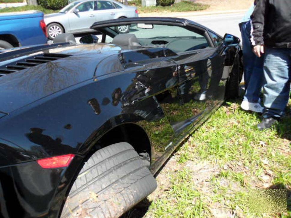 Înainte să le dea maşina pe mână ar trebui să le verifice IQ-ul. Cum a ajuns bijuteria asta să arată după ce a fost condusă de un cocalar 162299