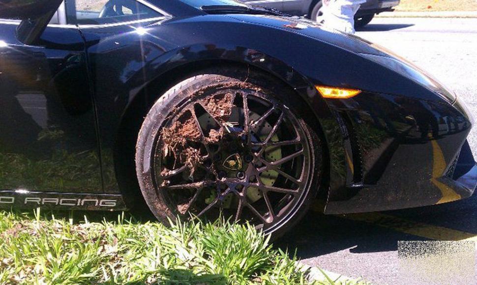 Înainte să le dea maşina pe mână ar trebui să le verifice IQ-ul. Cum a ajuns bijuteria asta să arată după ce a fost condusă de un cocalar 162300