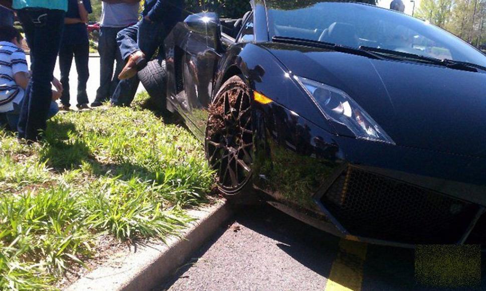 Înainte să le dea maşina pe mână ar trebui să le verifice IQ-ul. Cum a ajuns bijuteria asta să arată după ce a fost condusă de un cocalar 162302