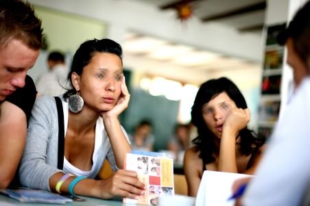 Românii se dau rromi ca să intre la facultate fără examen şi pe locurile fără taxă