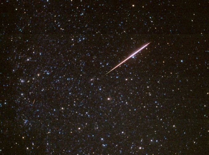 Curentul de meteori Perseide are cea mai mare intensitate în nopţile de sâmbătă şi duminică