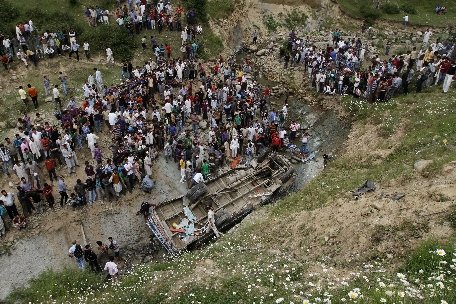 India. Cel puţin 41 de persoane au murit, după ce un autocar s-a prăbuşit într-o prăpastie