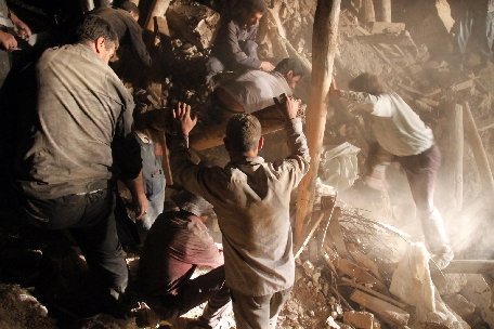 Iran. Cutremurele de sâmbătă s-au soldat cu 227 de morţi şi 1.380 de răniţi. Autorităţile au încheiat operaţiunile de căutare şi salvare