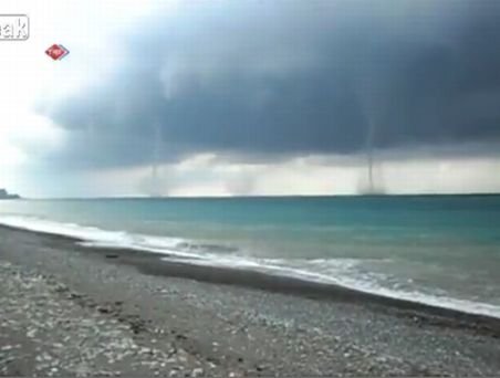 Patru tornade în apropiere de Marea Neagră au îngrozit turiştii care se aflau pe plajă