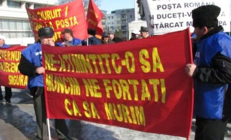 Angajaţii Poştei Române au ieşit în stradă în mai multe oraşe, nemulţumiţi că le vor fi tăiate salariile