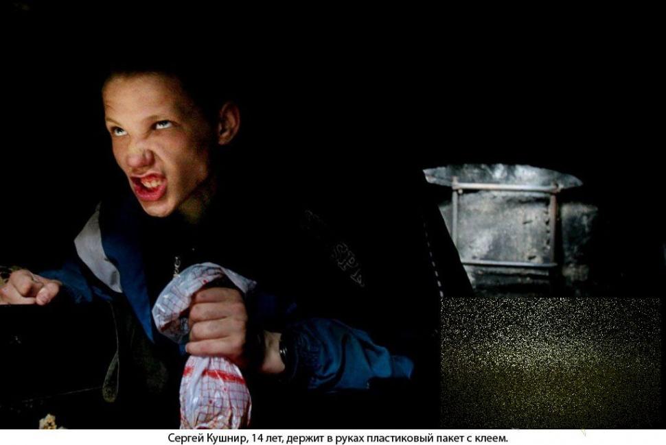 Un FOTOREPORTAJ sfâşietor. &quot;Singurul moment în care ne simţim iubiţi este atunci când ne injectăm droguri în venă&quot; 162887