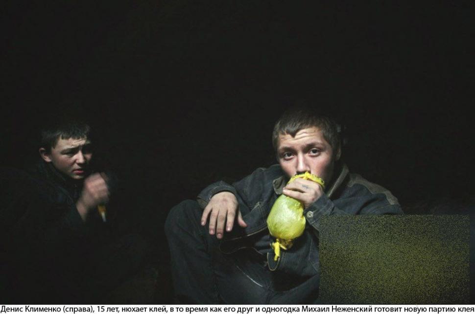 Un FOTOREPORTAJ sfâşietor. &quot;Singurul moment în care ne simţim iubiţi este atunci când ne injectăm droguri în venă&quot; 162900