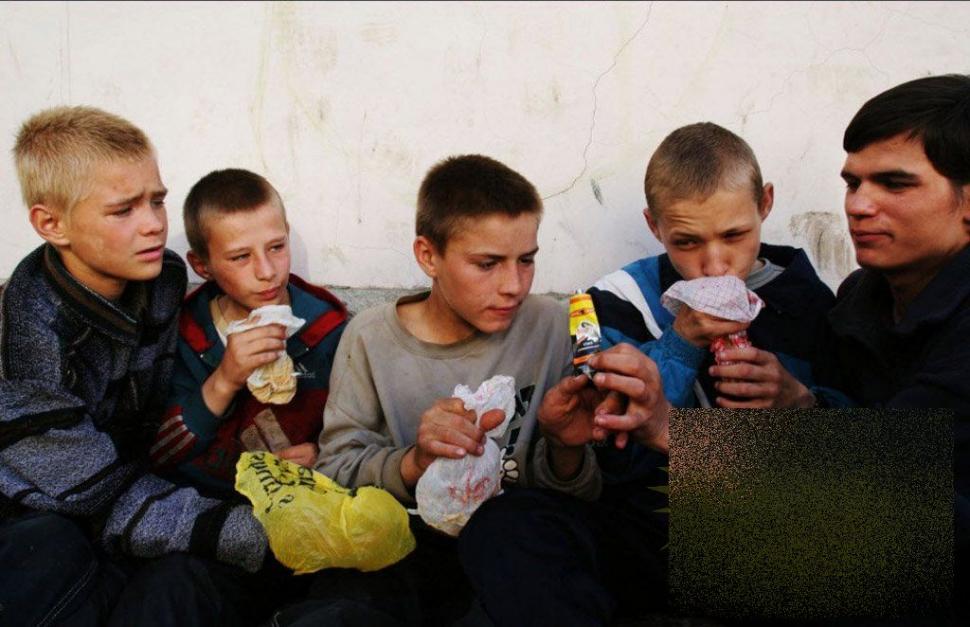 Un FOTOREPORTAJ sfâşietor. &quot;Singurul moment în care ne simţim iubiţi este atunci când ne injectăm droguri în venă&quot; 162903