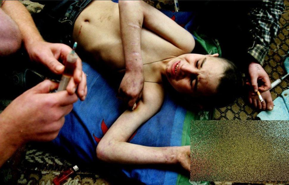 Un FOTOREPORTAJ sfâşietor. &quot;Singurul moment în care ne simţim iubiţi este atunci când ne injectăm droguri în venă&quot; 162904