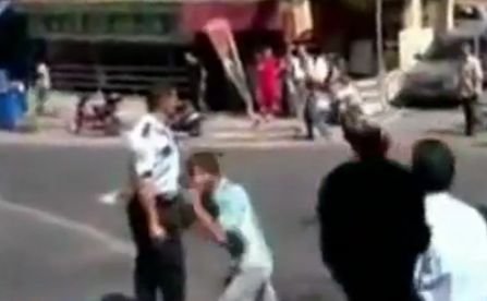 IMAGINI ŞOCANTE - Film cu un adolescent împuşcat de un poliţist în mijlocul străzii