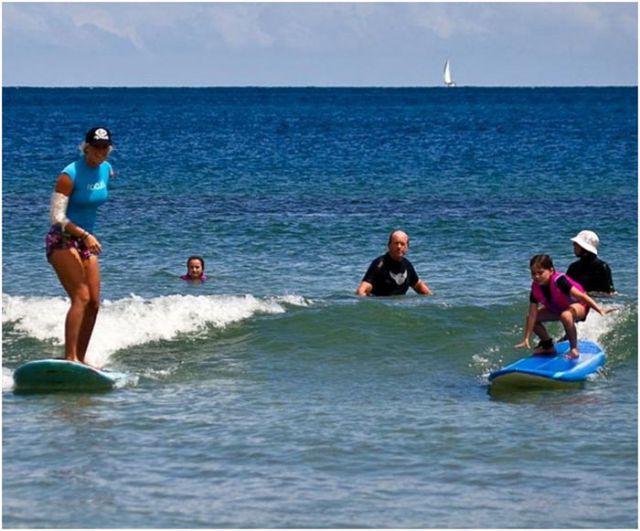 O blondă puternică. A revenit la surf după ce a fost aproape devorată de rechini 163173