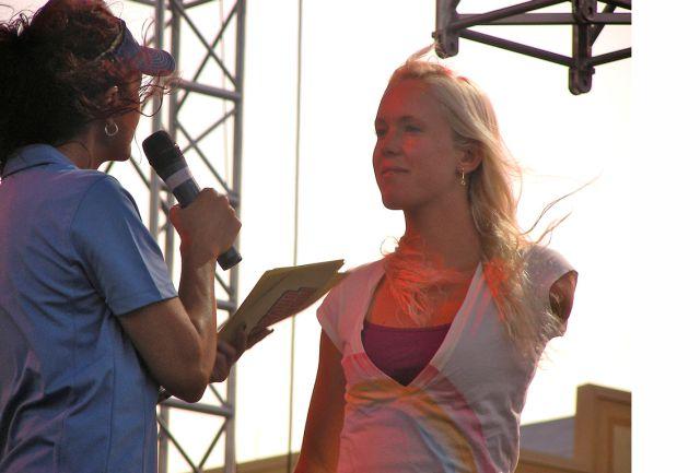 O blondă puternică. A revenit la surf după ce a fost aproape devorată de rechini 163178