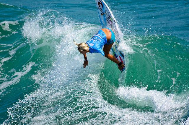 O blondă puternică. A revenit la surf după ce a fost aproape devorată de rechini 163183