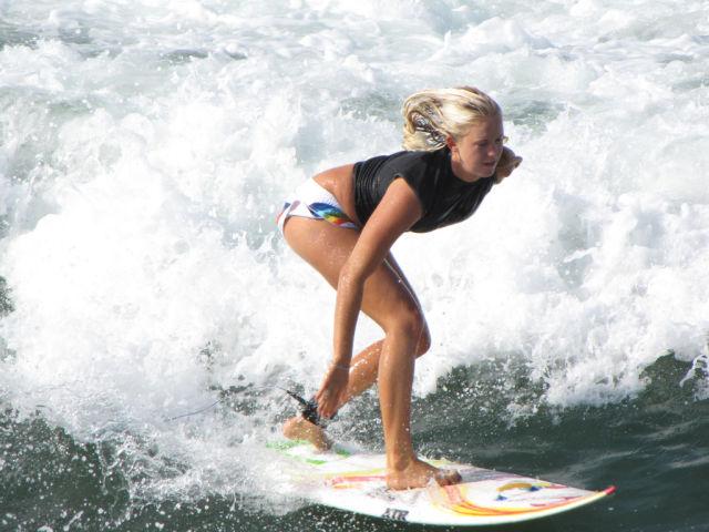 O blondă puternică. A revenit la surf după ce a fost aproape devorată de rechini 163184