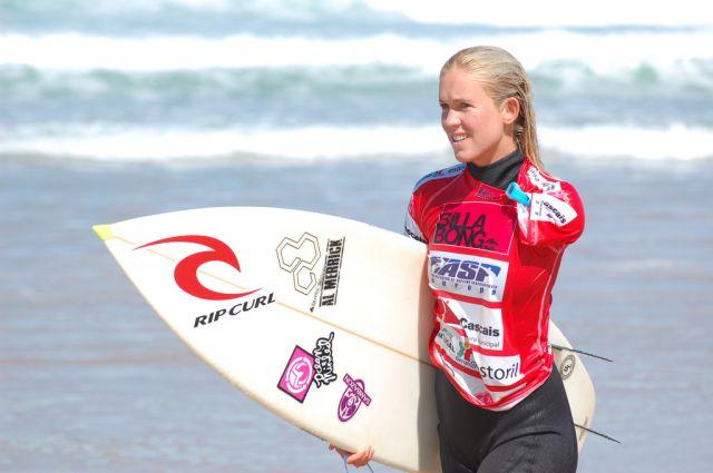 O blondă puternică. A revenit la surf după ce a fost aproape devorată de rechini 163185