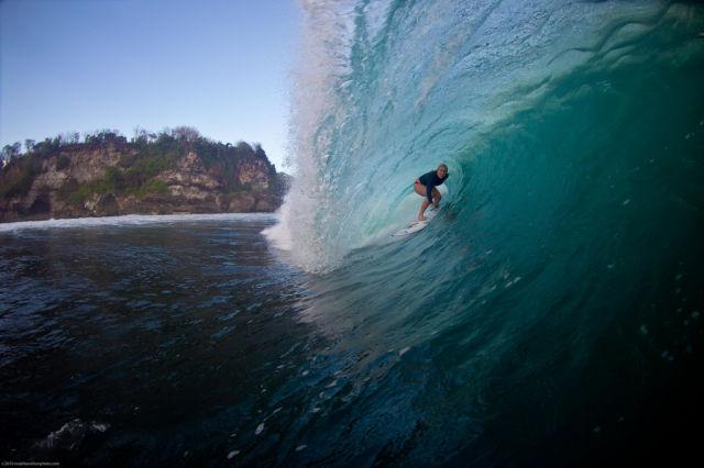 O blondă puternică. A revenit la surf după ce a fost aproape devorată de rechini 163187